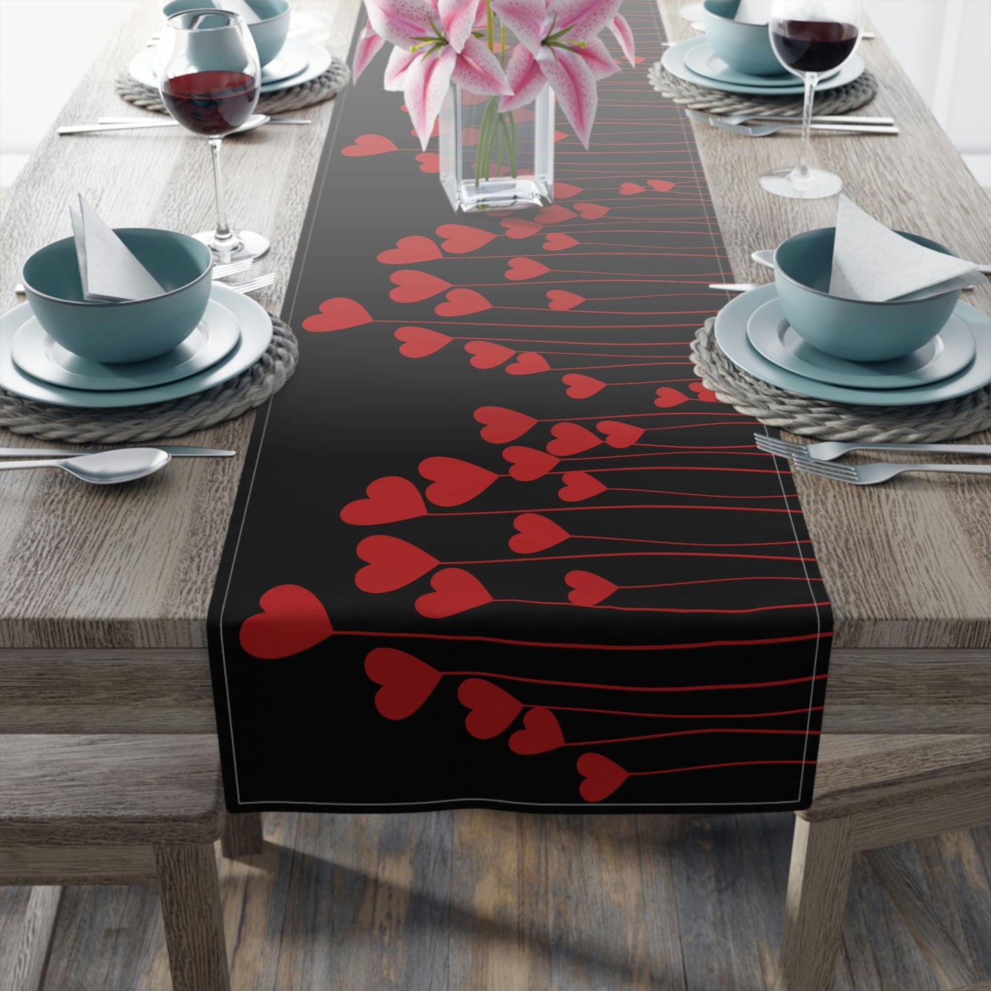 Valentines Day Table Runner / Heart Table Runner / Valentines Day Decor / Valentines Day Gifts / Red Heart Table Runner